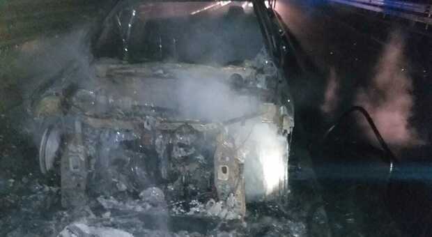 Auto a fuoco sulla statale ad Acerra conducente salvato in extremis