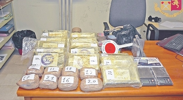 Un capitale di droga per le feste: 60nne arrestato con 15 chili di eroina e 5 di coaina nell'armadio dello sballo