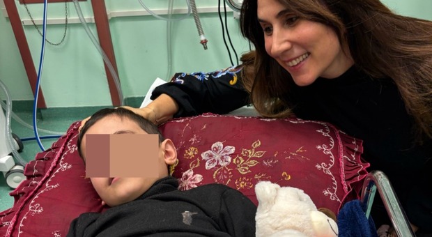 Bambino palestinese di 6 anni operato a Padova. Ahmed ha ustioni gravissime causate dalle bombe a Gaza e pesa solo 14 chili