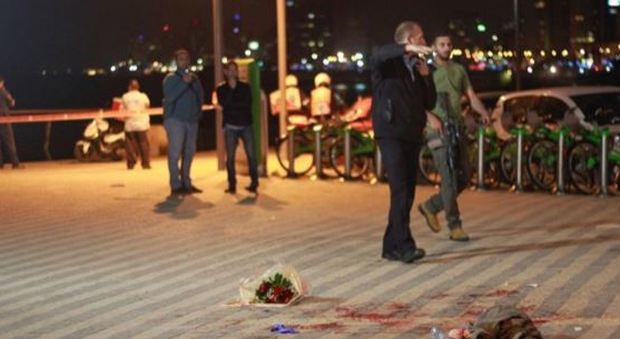 Israele, turista Usa ucciso e 11 accoltellati. La polizia elimina i 4 assalitori palestinesi