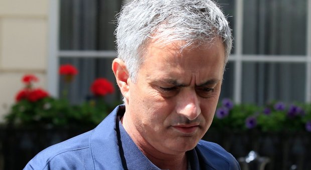 Povero Mourinho: stipendio dimezzato allo United, guadagnerà “solo” 13 milioni