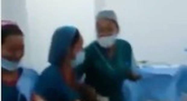 Colombia, infermiere ballano intorno alla paziente anestetizzata in sala operatoria: licenziate