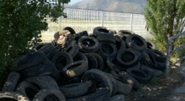 Gli pneumatici abbandonati in un fiume a Sala Consilina
