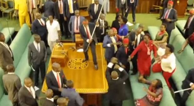 Uganda, botte da orbi e scontri a colpi di scopa in Parlamento