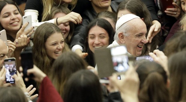 Papa Francesco ai ragazzi: «Non siate schiavi del telefonino, è una droga»