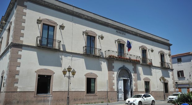 Castel Volturno, 28 a giudizio per mazzette e favori sessuali
