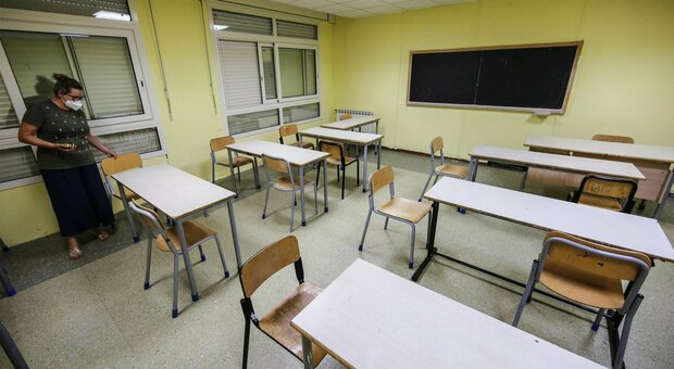 Covid e scuola, a Napoli servono altre 150 aule: ipotesi prefabbricati nei cortili degli istituti