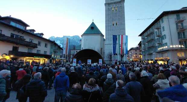 «Riprendiamoci Cortina», in 400 alla manifestazione dei Comitati sulle Olimpiadi del 2026