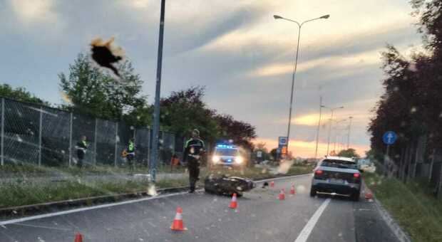 Incidente a Pesaro, si schianta con lo scooter (interquartieri chiusa al traffico in un senso): ferito grave