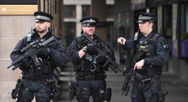 Londra, allarme a Westminster: parlamento in "lockdown": fermato un uomo armato di coltello