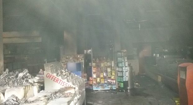 La molotov dei signori del racket: raid incendiario nell'area di servizio di Marigliano