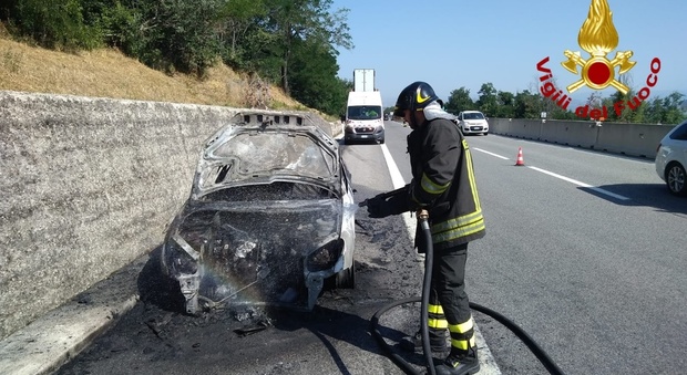 Paura in autostrada, auto in fiamme durante marcia sulla Napoli-Canosa