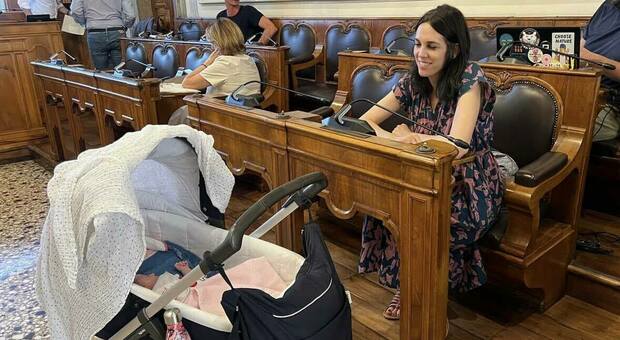 In consiglio comunale con la figlioletta appena nata in carrozzina. «Anche i neogenitori devono poter partecipare in presenza»