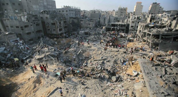 Gaza, strage nei campi profughi: decine di morti. Israele rivendica l’azione: «C’erano terroristi»