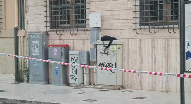 Latina, zaino sospetto davanti alla caserma dei carabinieri fatto esplodere dal robot