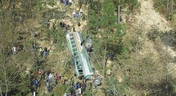 Bus precipita in un burrone di 200 metri: 19 morti