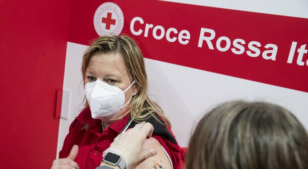 Vaccino Lazio, somministrazioni anche nelle cliniche private: il piano della Regione per accelerare con le iniezioni