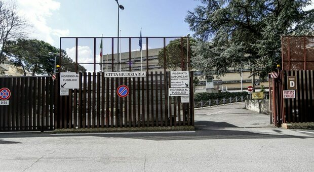 Roma, abusi su una minorenne: catechista va a processo