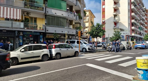 Choc a Napoli, uomo trovato impiccato nel suo negozio, indagini sulla morte di un 51enne
