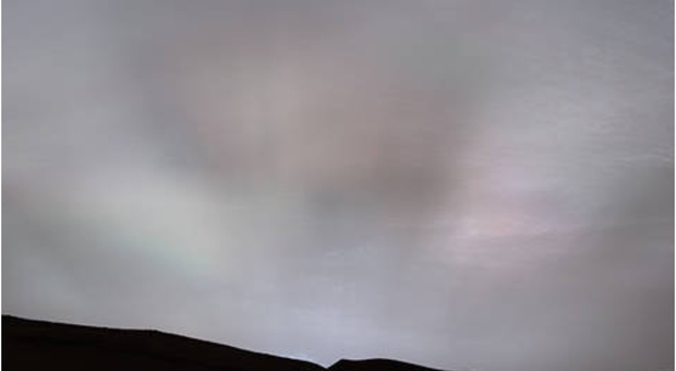 Tramonto su Marte, la Nasa trasmette per la prima volta la foto. Ma è mistero sulle nuvole