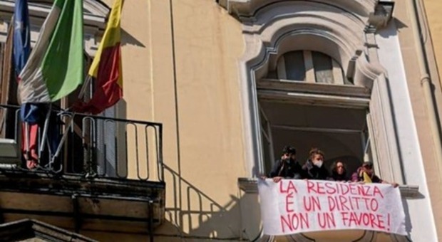 Napoli, protesta per il diritto alla residenza: attivisti occupano sede della municipalità