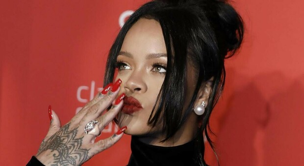 Rihanna cuore d'oro: a cena con le amiche tra caviale e champagne, a fine serata aiutano lo staff a ripulire