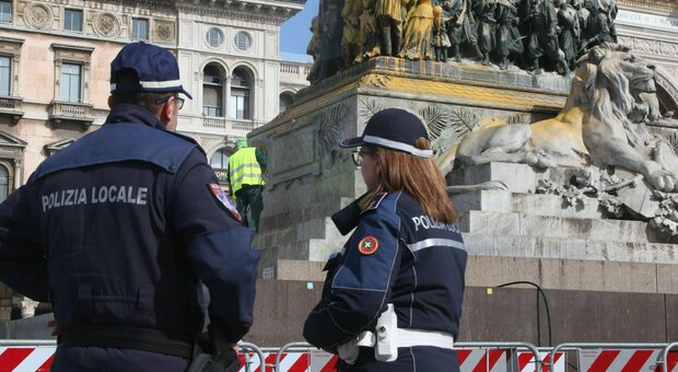 Milano, ambientalisti imbrattano il monumento in piazza Duomo: tre denunce