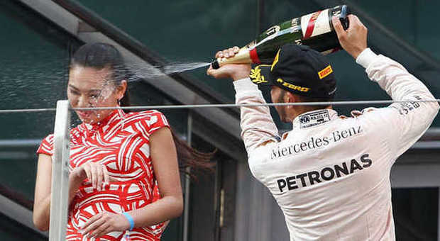 Lewis Hamilton spruzza lo champagne sul podio di Shanghai