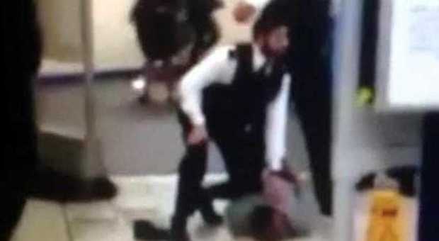 Londra, accoltella 3 persone nella metro "E' per la Siria". La polizia: "Terrorismo"