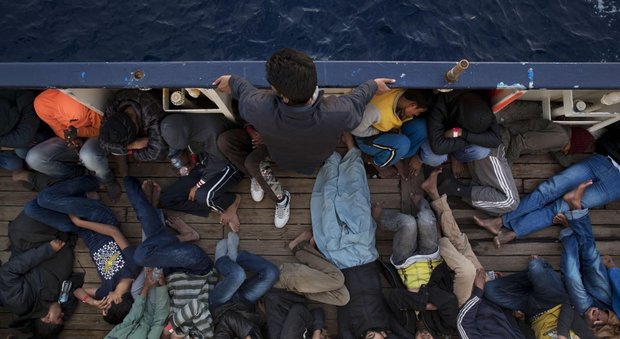 Salerno, nuovi sbarchi di migranti «Non riusciamo più ad accoglierli»