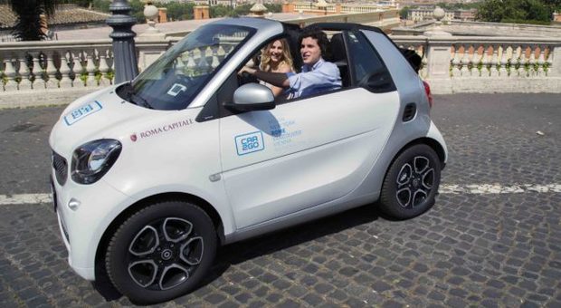 Ecco una delle 20 Smart cabrio del car sharing Car2go