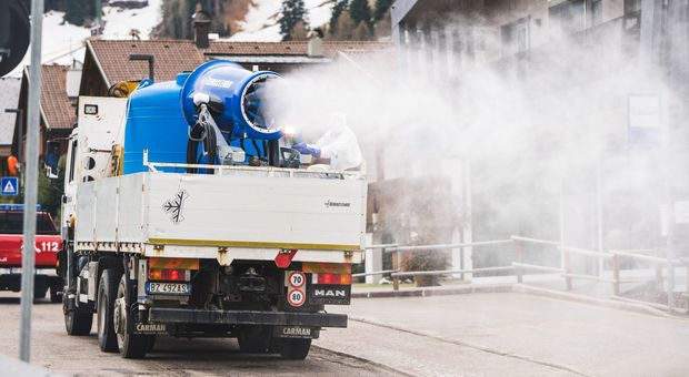 Coronavirus, cannoni spara neve per sanificare le strade in Alto Adige
