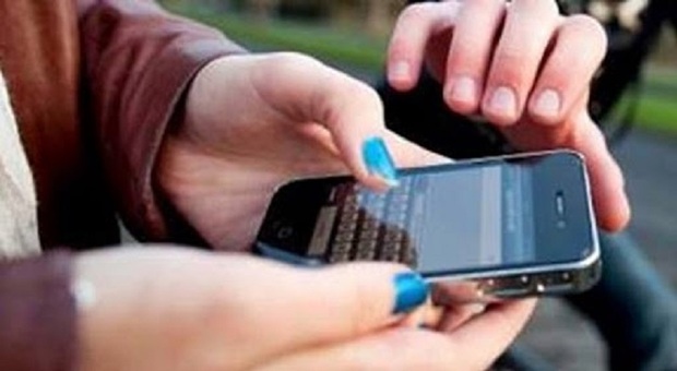 Smartphone, boom di rapine a Napoli: nuove tecniche per sbloccare i cellulari