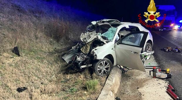 L'auto distrutta nell'incidente di Spoleto