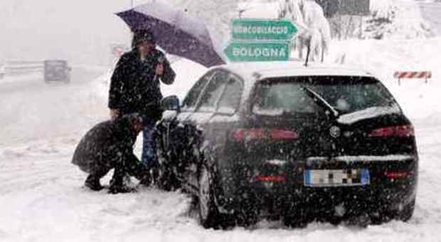 Maltempo, nord Italia sotto la neve: disagi in autostrada, treni cancellati