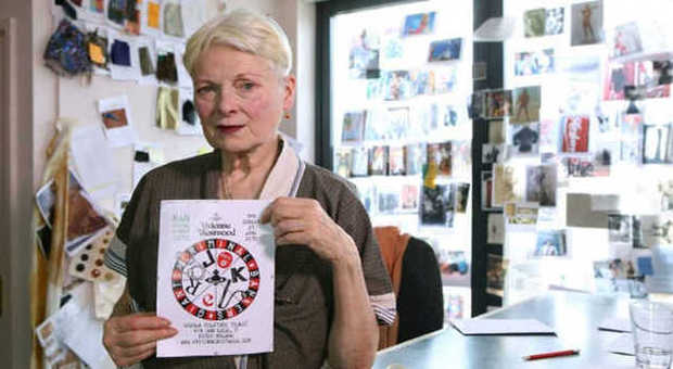 Vivienne Westwood, la sfilata-manifesto «I politici sono criminali»