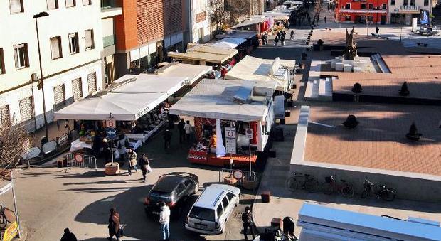 Bancarelle, il mercato del martedì sloggia da Corso del Popolo
