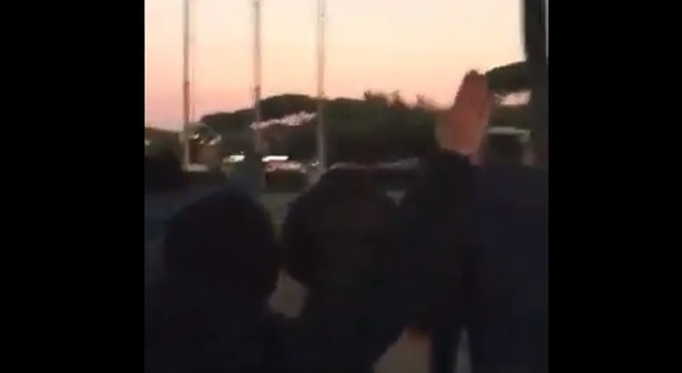 Tifosi Lazio, nuovo video nei pressi dell'Olimpico: cori antisemiti e saluti romani