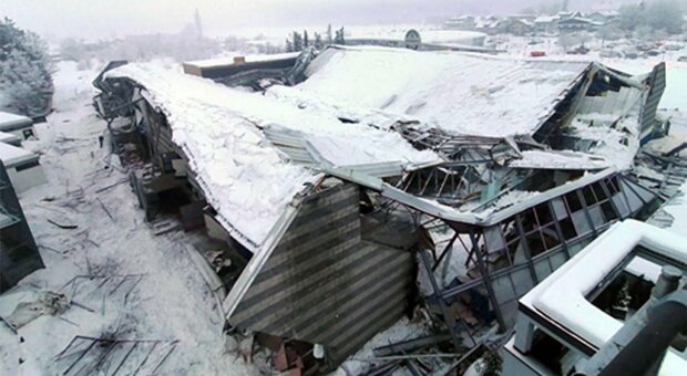 Maltempo, il palaghiaccio di Vipiteno crolla sotto il peso della neve: gravi danni ma nessun ferito