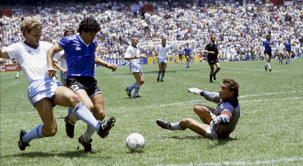 Maradona, gol del secolo 35 anni fa: alle 21.09 l'urlo di gioia sul Mattino.it