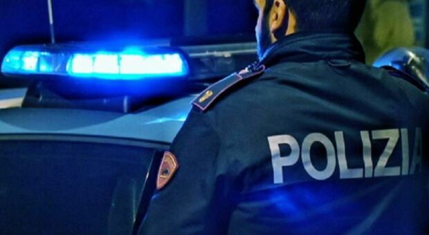 Ancona, ubriaco peruviano provoca la polizia e poi riprende gli agenti con lo smartphone: doppia denuncia. Foto generica