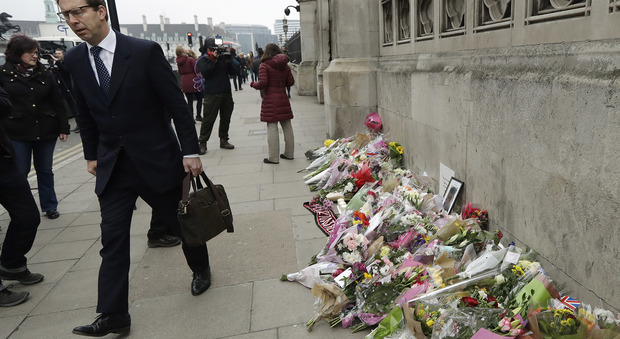 Londra, 50 feriti, 2 gravi: il vero nome dell'attentatore era Adrian, non Khalid
