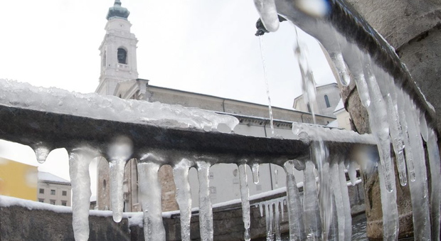 Belluno nella morsa del freddo. La cattedrale sullo sfondo con i ghiaccioli in primo piano
