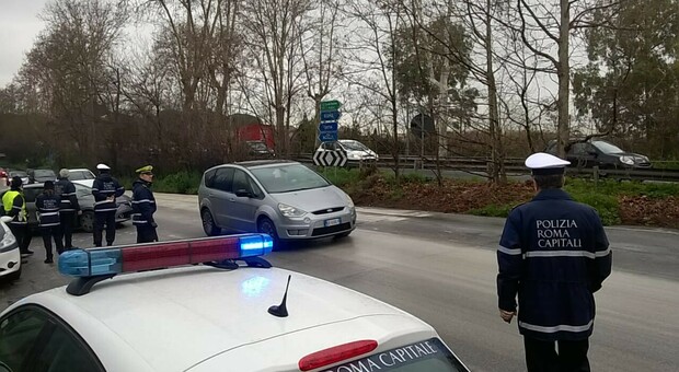 Incidente via Ostiense, travolto da un'auto mentre attraversa la strada: muore un 36enne