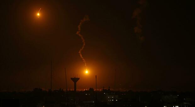 Guerra a Gaza, raid di Israele a Rafah e Khan Younis. «Almeno 14 i morti»