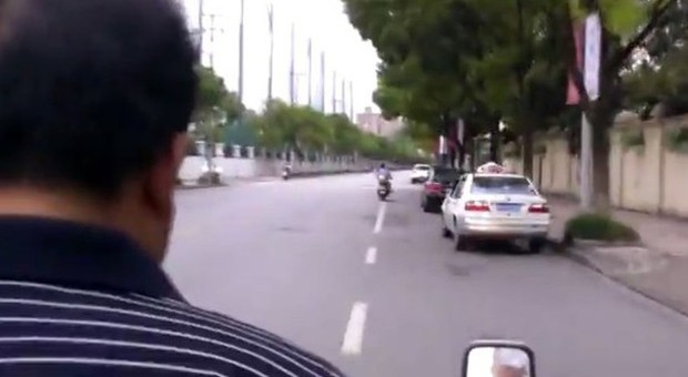 Guarda un porno mentre guida la sua moto in mezzo al traffico: poi la caduta e il 'crac'