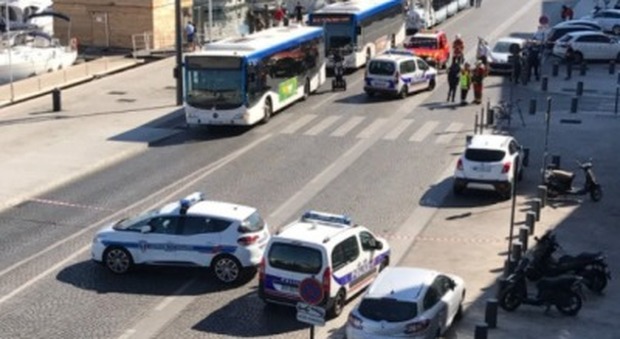 Marsiglia, furgone contro due fermate dell'autobus: morta una donna. Autista arrestato. "Non è terrorismo"