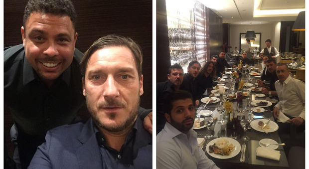 Totti, cena di campioni: la storia del calcio in un tavolo. Ironia social: «Ronaldo s'è magnato pure voi»