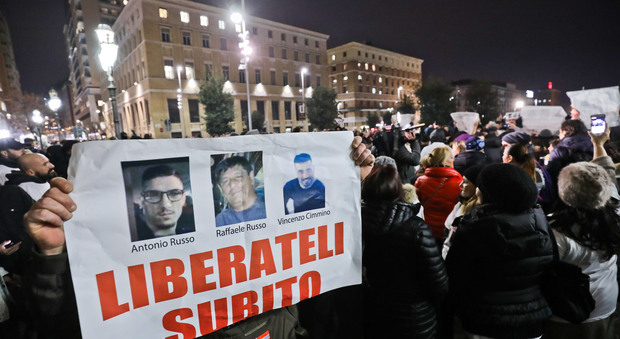 Napoletani scomparsi in Messico fiaccolata a Napoli: «Liberi, liberi»
