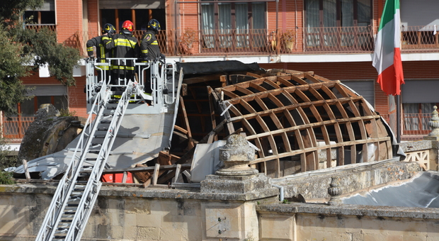 L'intervento dei vigili del fuoco sulla cupola della Casa del Mutilato (foto Gianfranco Caligiuri)